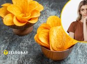 Девушка и картофельные снеки