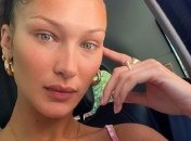 В деревянном ящике с керамической пантерой: Белла Хадид снялась обнаженной для рекламы Burberry