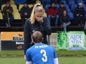 Футболист на поле сделал предложение лайнсмену 