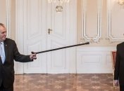 Президент Чехии принял отставку правительства