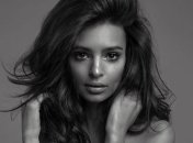 Эмили Ратаковски засветила грудь под красным топом