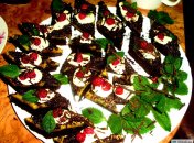 Шоколадные ромбики с малиной