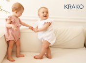 Детская одежда демонстрируется через искусственно сгенерированное видео