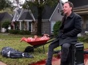 Художник превратил двор в сцену кровавого убийства на Хэллоуин (фото)