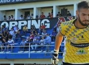 Вратарь возомнил себя полевым и поплатился за это смешным автоголом (Видео)