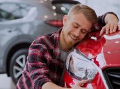 Водій обіймає авто