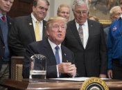 Группа сенаторов выступила за отставку Трампа