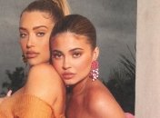 Кайли и Кендалл Дженнер похвастались роскошными формами в ярких купальниках