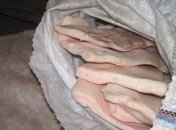 Неизвестные пытались перевезти в РФ 13 мешков сала
