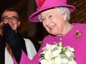 Королева Елизавета II была замечена в пальто самого модного цвета 2018 года