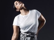 В прозрачной блузе: Самая известная plus size модель в мире снялась в гламурном образе