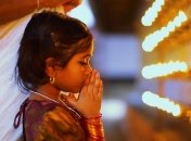 Как молятся дети разных религий (видео)