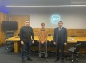 Хакер, який сворив фейк-"Дію" (посередині)