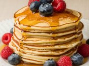 Панкейки стануть чудовим варіантом сніданку (зображення створено за допомогою ШІ)