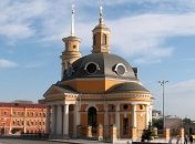 С алкоголем, сигаретами и глупыми шутками: сеть шокировало поведение двух девушек в киевской церкви (видео)