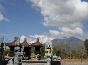 МИД просит украинцев на Бали воздерживаться от приближения к вулкану Агунг