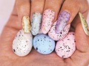 Дизайн цього великоднього манікюру нагадує великодні яйця