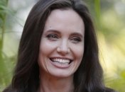 Анджелина Джоли следит за Брэдом Питтом