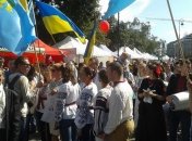 Украинцы в вышиванках прошли по центру Варшавы