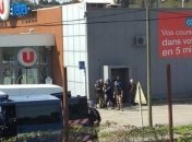 Во Франции вооруженный мужчина захватил заложников в супермаркете