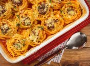 Макаронные гнезда с фаршем и сыром