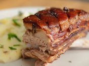 Свиная грудинка уместна и на бутерброды, и к любимым гарнирам