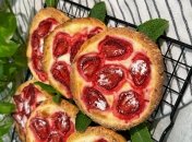 Сирні ватрушки з полуницями