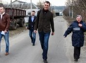 Омелян в честь 8 марта решил поработать почтальоном в селе под Киевом