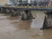 Вода хлинула на дороги та затопила будинки: через дощі на Закарпатті почалася сильна повінь