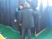 Выборы в теробщины: В Полтавской области пьяный избиратель уснул в кабинке