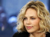 «Ты словно должна все уметь от рождения»: Шарлиз Терон о трудностях материнства