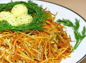 Салат зі смаженою картоплею "Гніздо глухаря"