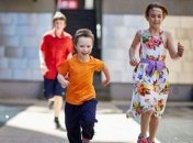 Психологи рассказали, со скольких лет можно отпускать ребенка гулять одному