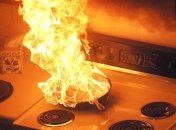 Пару рухів — і проблема сковороди, що спалахнула, вирішена!