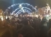 Яблоку негде упасть: появилось видео ажиотажа возле главной елки во Львове