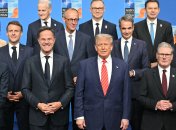 Крайній ліворуч - Еммаеуель Макрон. Правіше унизу - Марк Рютте, Дональд Трамп і Кір Стармер. Правіше угорі від Рютте - Фрідріх Мерц