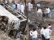 В Индии 13 человек погибли при столкновении грузовика с автобусом