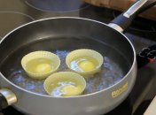 Яйца пашот в форме для кексов