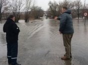 Неизвестные открыли шлюз дамбы, спровоцировав угрозу затопления сотен домов