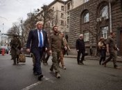 Джон и Зеленский прогулялись по улицам Киева