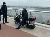 Пьяный водитель заехал на стеклянный мост в Киеве: его ждет суд