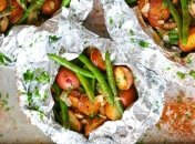 Быстрый и простой ужин: запеченный в фольге картофель с сосисками и стручковой фасолью