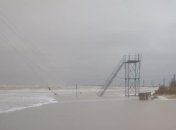 Вітер збиває з ніг: очевидці розповіли, як шторм в Азовському морі захоплює Кирилівку