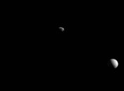 Cassini передала на Землю новый снимок спутников Сатурна
