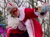 Деды Морозы привезли на военной технике "особый подарок" Киеву (видео)