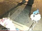 В Одессе двое парней украли шарики перед камерами (Видео)