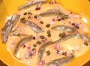 Яйца под соусом с кильками и каперсами