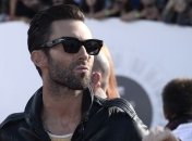 Солист "Maroon 5" случайно ударил поклонницу во время выступления