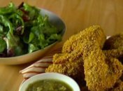 Куриные крылышки с салатом месклун