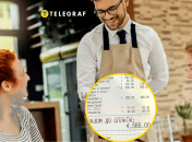 Официант общается с клиентами